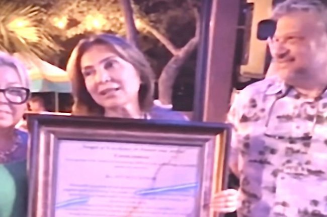 ASUMAN DABAK'A EĞLENCE MİZAH ÜSTÜN BAŞARI ONUR BELGESİ VERİLDİ