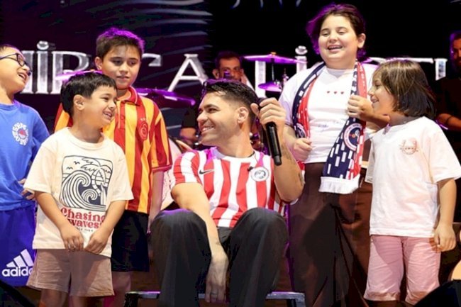 Emir Can İğrek’ten İki Konserde Minik Hayranlarına Sürpriz 