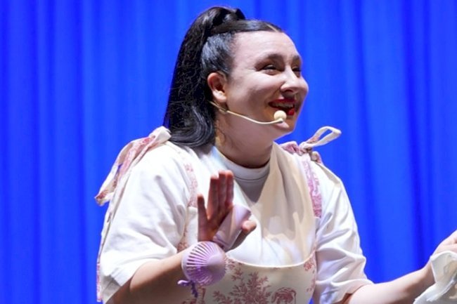 Yasemin Sakallıoğlu, Antalya gösterisinde sıcaktan 3 kilo verdi