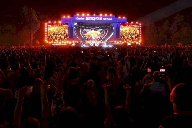 GAZİANTEP’TE EBRU YAŞAR RÜZGÂRI ESTİ