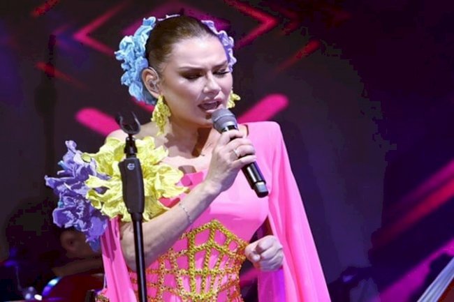 Deniz Seki’den yakın dostunun düğününde unutulmaz performans