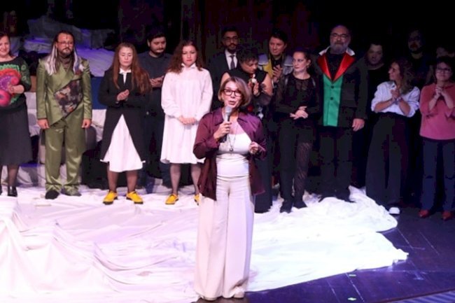 ŞEHİR TİYATROLARI 2025-2026 TİYATRO SEZONUNU DÜRRENMATT’IN “BİR ZİYARET” OYUNUYLA AÇTI