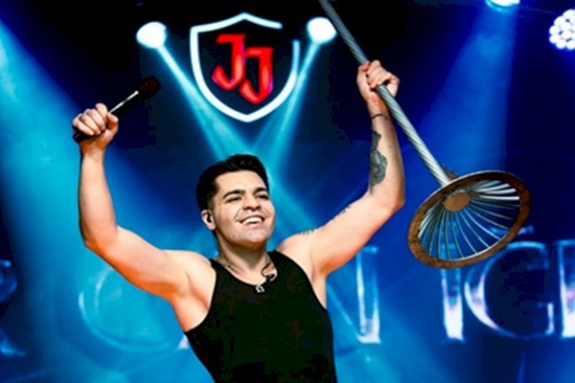 Emir Can İğrek’ten Yıla Coşku Dolu Final