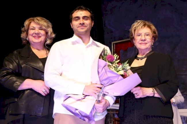 “VASFİ RIZA ZOBU YETENEKLİ GENÇ TİYATRO SANATÇISI” ÖDÜLÜ EMRECAN KARAKURUM’UN 