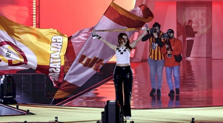 GÜLİZ AYLA TESBİHLİ DUA LIPA