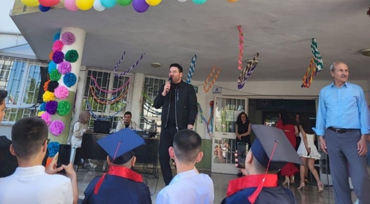 DAVUT GÜLOĞLU’NDAN CİHANGİR ORTAOKULU MEZUNİYETİNE SÜRPRİZ SAHNE