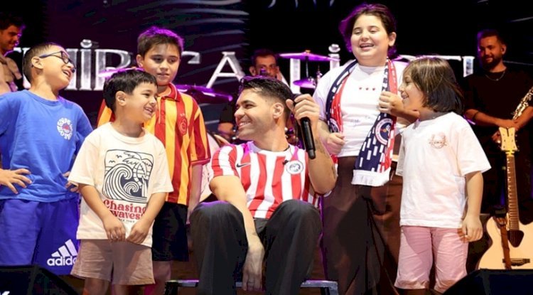 Emir Can İğrek’ten İki Konserde Minik Hayranlarına Sürpriz 