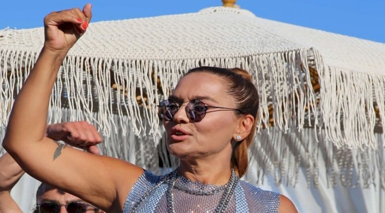 Alaçatı’da Demet Akalın’dan Enerji Dolu Açılış 