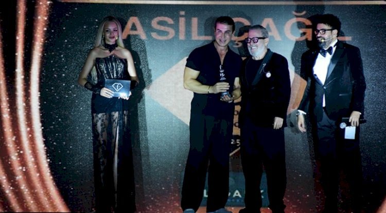 Tolgahan Sayışman ödülünü Filistinli çocuklar için aldı