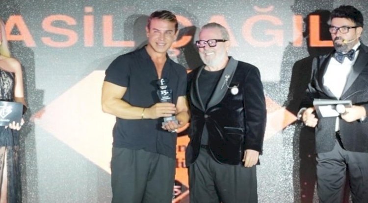 ÜNLÜ KOREOGRAF ASİL ÇAĞIL 15.FASHİON TV MODA ÖDÜLLERİNDE YILIN KOREOGRAFI ÖDÜLÜNÜ ALDI