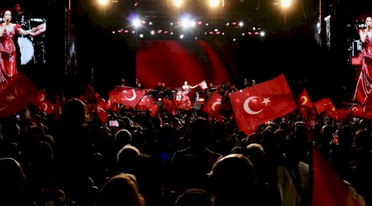 Antalya Cumhuriyet’in 102. Yılını Candan Erçetin’le Coşkuyla Kutladı