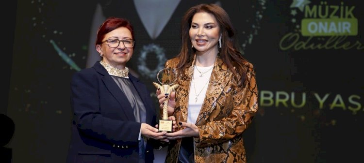 EBRU YAŞAR’A İKİ ÖDÜL BİRDEN