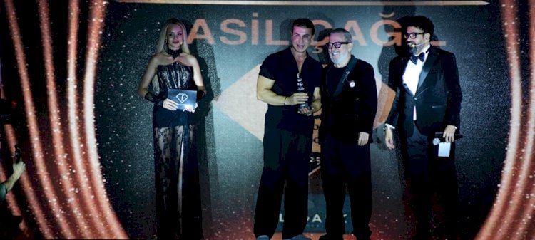 Tolgahan Sayışman ödülünü Filistinli çocuklar için aldı