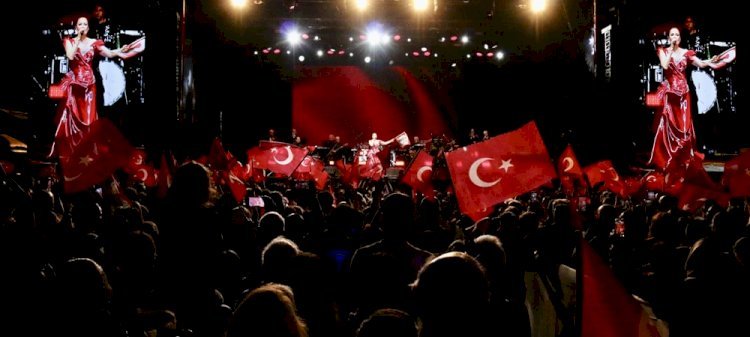 Antalya Cumhuriyet’in 102. Yılını Candan Erçetin’le Coşkuyla Kutladı