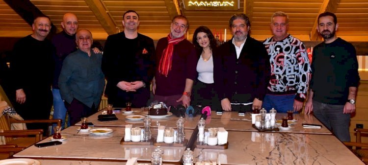 ESRA ÖZTÜRK'TEN SANAT VE DOSTLUKLA ÖRÜLÜ ÖZEL BULUŞMA